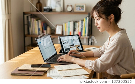 女人在家裡做遠程工作 137203535