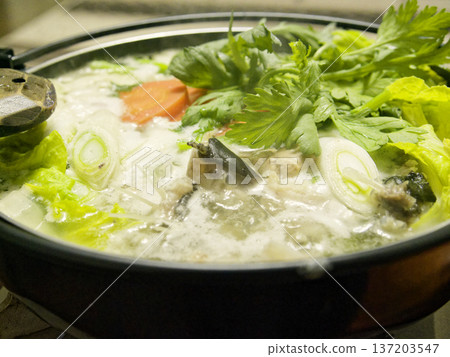 烹飪場景：安康魚火鍋，日式火鍋，裡面有很多蔬菜。 137203547