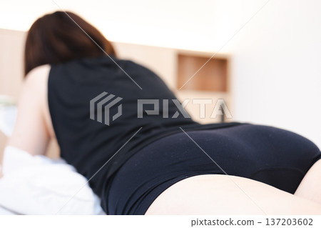 女人，內衣，臉朝下，智慧型手機 137203602