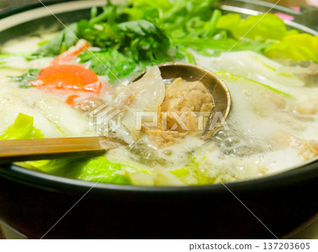 鮟鱇魚肝火鍋配配料和渾濁白湯 鮟鱇魚肝火鍋配配料和渾濁白湯 137203605