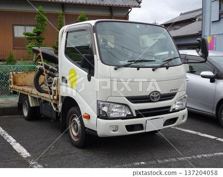 一輛卡車運載著一輛摩托車 一輛卡車運載著一輛摩托車 137204058