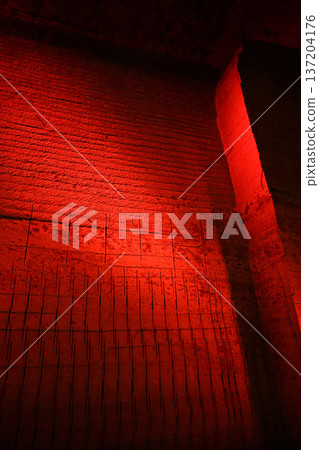 地下脈動：染成深紅色的石頭紋理 137204176