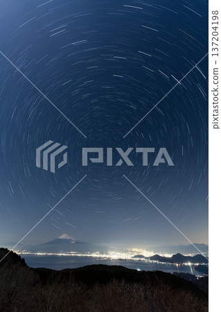 (Shizuoka Prefecture) A starry sky and Mt. Fuji seen from Mount Izu Daruma (Shizuoka Prefecture) A starry sky and Mt. Fuji seen from Mount Izu Daruma 137204198