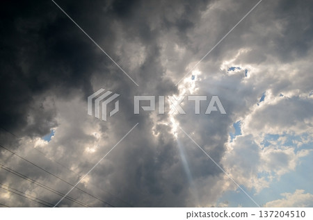 陽光穿過雲層 137204510