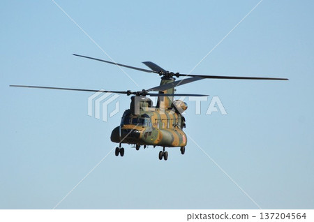 一架自衛隊軍用直升機正朝我們飛來。 一架自衛隊軍用直升機正朝我們飛來。 137204564