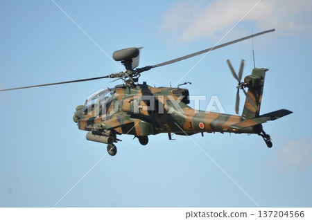 一架自衛隊軍用直升機正朝我們飛來。 137204566
