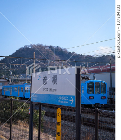 JR彥根站的標誌和它後面的近江鐵道列車 137204833