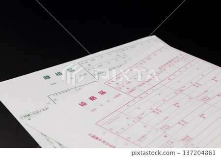 黑色背景,以及結婚登記和離婚登記表格 黑色背景,以及結婚登記和離婚登記表格 137204861