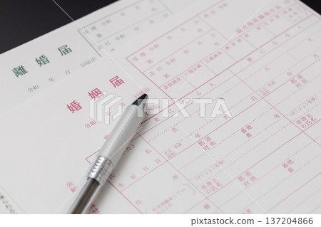 黑色背景印有結婚登記表、離婚登記表和原子筆。 137204866