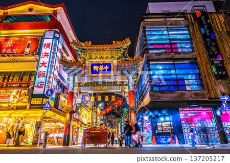 日本橫濱的城市景觀，洋溢著中國新年的喜慶氣氛。橫濱中華街煥然一新。中華街禪林門「右側」的一家扭蛋玩具專賣店。 137205217