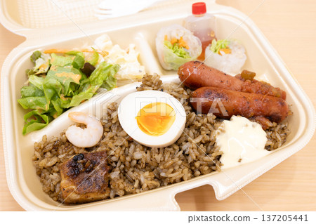 美味的nasi goren午餐 美味的nasi goren午餐 137205441