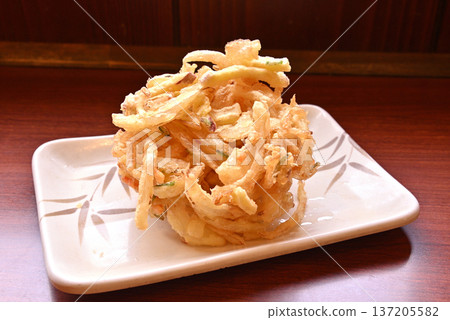 Crispy deep-fried vegetable tempura 137205582