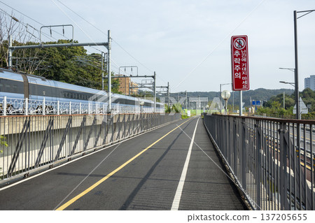 Han River bike path Han River bike path 137205655