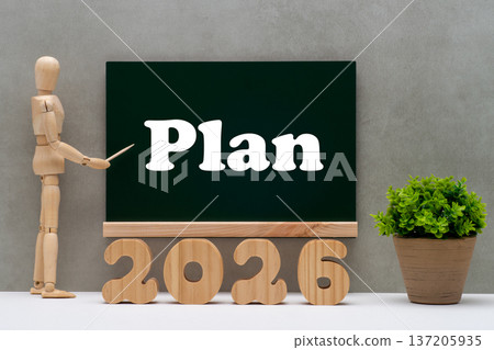 黑板上的「計畫」二字、2026年的剪紙字母，以及一個繪畫玩偶 137205935