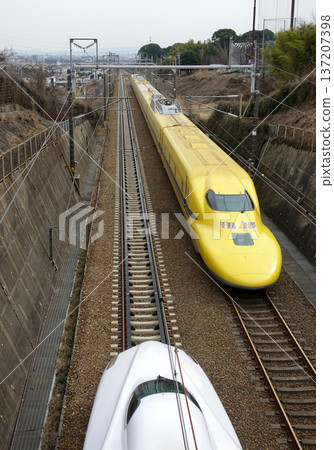 D. 黃色賽車穿越奧布市 D. 黃色賽車穿越奧布市 137207398