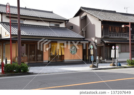 三重縣桑名市的八幡街和歷史悠久的米餅店Taganeya 137207649