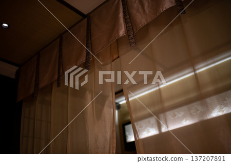 一張日式傳統旅館中帶有天篷的臥室照片 137207891