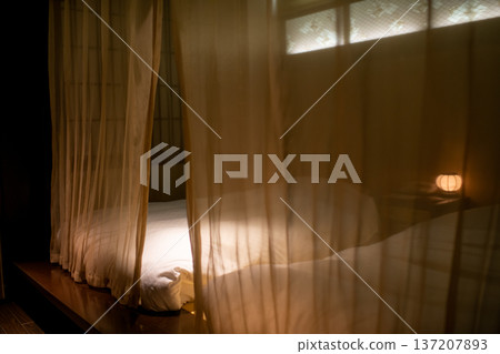 一張日式傳統旅館中帶有天篷的臥室照片 137207893