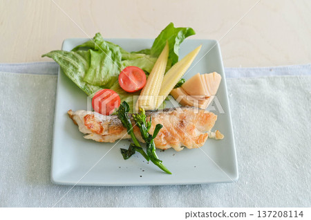 紅鯛魚煎蛋 137208114