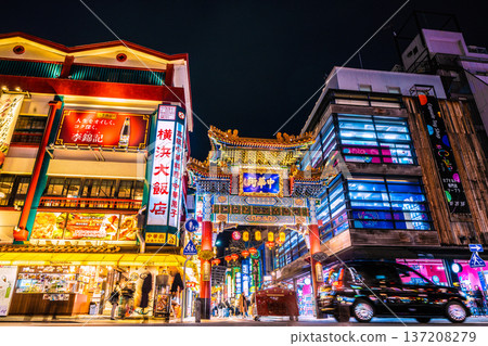 日本橫濱的城市景觀,洋溢著中國新年的喜慶氣氛。橫濱中華街煥然一新。中華街禪林門「右側」的一家扭蛋玩具專賣店。 日本橫濱的城市景觀,洋溢著中國新年的喜慶氣氛。橫濱中華街煥然一新。中華街禪林門「右側」的一家扭蛋玩具專賣店。 137208279