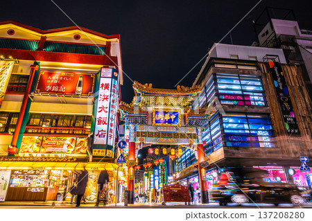 日本橫濱的城市景觀，洋溢著中國新年的喜慶氣氛。橫濱中華街煥然一新。中華街禪林門「右側」的一家扭蛋玩具專賣店。 137208280