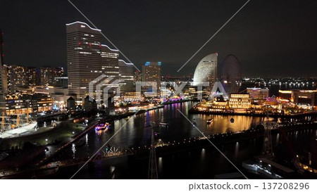 夜幕降臨，燈光輝煌的橫濱港未來空拍圖 | 無人機拍攝的夜色中，美麗的橫濱灣地區和摩天輪倒映在水面上的景象 137208296