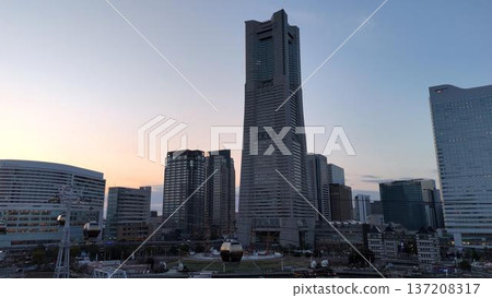 黃昏時分,無人機空拍的橫濱地標塔。 黃昏時分,無人機空拍的橫濱地標塔。 137208317