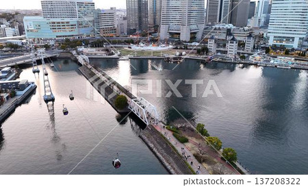 黃昏時分，無人機空拍的鐵路和橫濱港未來鐵路。 137208322