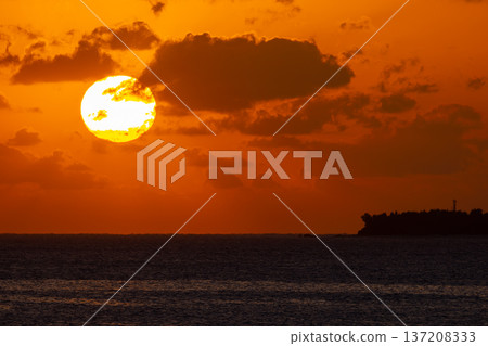 Sunset over the silhouette of Minna Island seen from Hamamoto Bridge, Toguchi, Motobu Town, Kunigami District, Okinawa Prefecture Sunset over the silhouette of Minna Island seen from Hamamoto Bridge, Toguchi, Motobu Town, Kunigami District, Okinawa Prefecture 137208333