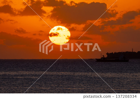 Sunset over the silhouette of Minna Island seen from Hamamoto Bridge, Toguchi, Motobu Town, Kunigami District, Okinawa Prefecture Sunset over the silhouette of Minna Island seen from Hamamoto Bridge, Toguchi, Motobu Town, Kunigami District, Okinawa Prefecture 137208334
