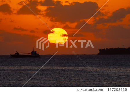 從沖繩縣國頭郡本部町外口浜本大橋看到的水納島剪影的日落 137208336