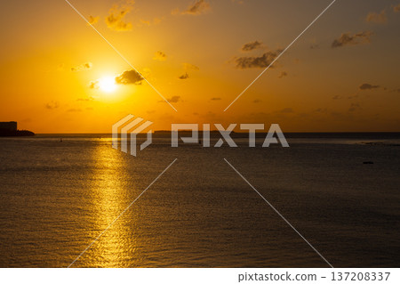 從沖繩縣國頭郡本部町外口浜本大橋看到的水納島剪影的日落 137208337
