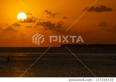 從沖繩縣國頭郡本部町外口浜本大橋看到的水納島剪影的日落 137208338