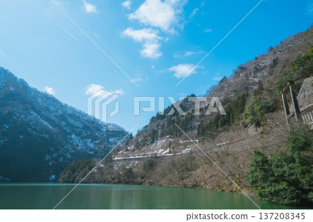 Beautiful scenery seen from a sightseeing boat at Shogawa Gorge 137208345