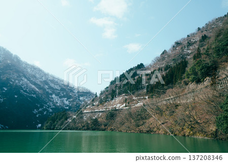 Beautiful scenery seen from a sightseeing boat at Shogawa Gorge 137208346