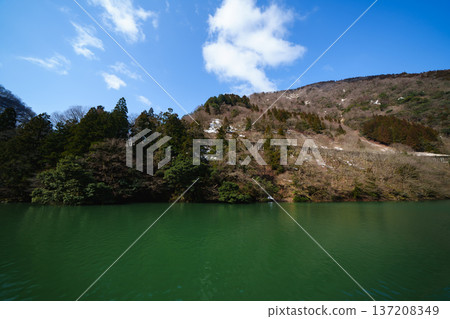 Beautiful scenery seen from a sightseeing boat at Shogawa Gorge Beautiful scenery seen from a sightseeing boat at Shogawa Gorge 137208349