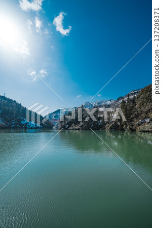從莊川峽谷的觀光船上欣賞到的美麗景色 從莊川峽谷的觀光船上欣賞到的美麗景色 137208371