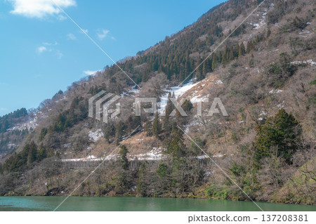 從莊川峽谷的觀光船上欣賞到的美麗景色 從莊川峽谷的觀光船上欣賞到的美麗景色 137208381