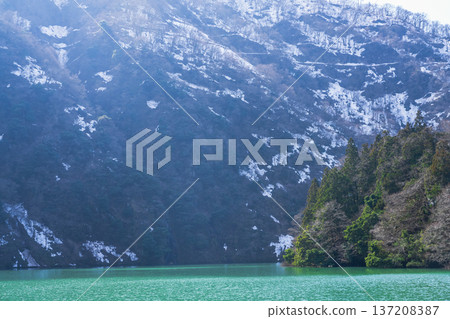 Beautiful scenery seen from a sightseeing boat at Shogawa Gorge 137208387