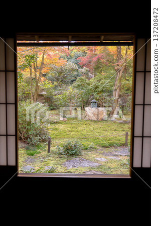 Kyoto, Higashiyama Sennyuji Temple, Raigoin Temple, Autumn leaves in the Kansuien Garden seen from the reception hall Kyoto, Higashiyama Sennyuji Temple, Raigoin Temple, Autumn leaves in the Kansuien Garden seen from the reception hall 137208472