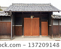 Shimenawa rope attached to the gate of an old house with traditional Japanese architecture 137209148