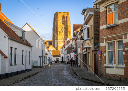 比利時白色村莊利塞韋格的街景和教堂塔樓 137209235