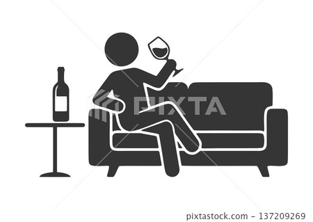 一個人在沙發上享用葡萄酒的剪影圖標 一個人在沙發上享用葡萄酒的剪影圖標 137209269