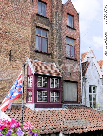 比利時布魯日歷史街區的時尚凸窗 比利時布魯日歷史街區的時尚凸窗 137209756