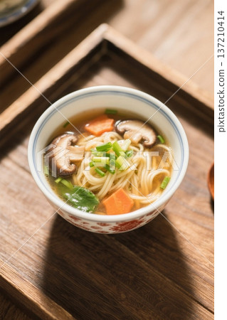 碗装蔬菜蘑菇面条特写 137210414