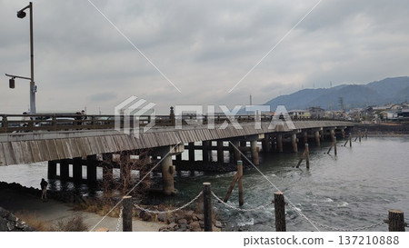 宇治橋和宇治川（日本京都宇治橋和宇治川） 137210888