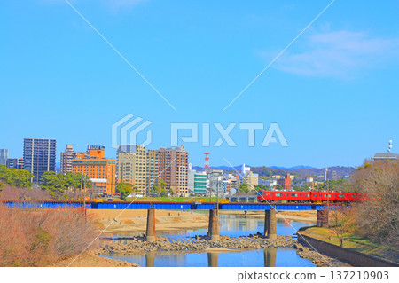 Okazaki City, Aichi Prefecture, scenery of the townscape of Okazaki City and Meitetsu train Okazaki City, Aichi Prefecture, scenery of the townscape of Okazaki City and Meitetsu train 137210903