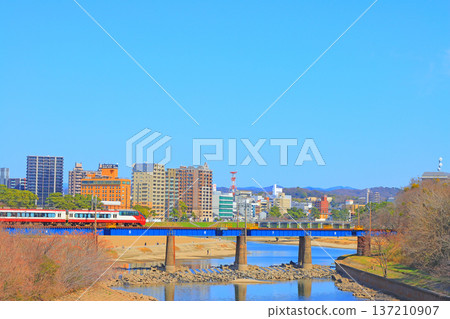 Okazaki City, Aichi Prefecture, scenery of the townscape of Okazaki City and Meitetsu train Okazaki City, Aichi Prefecture, scenery of the townscape of Okazaki City and Meitetsu train 137210907