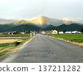 鄉村公路和山間的彩虹 137211282
