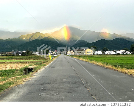 鄉村公路和山間的彩虹 137211282